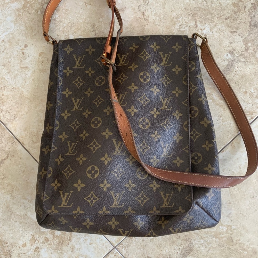 Authentic vintage Louis Vuitton Musette crossbody